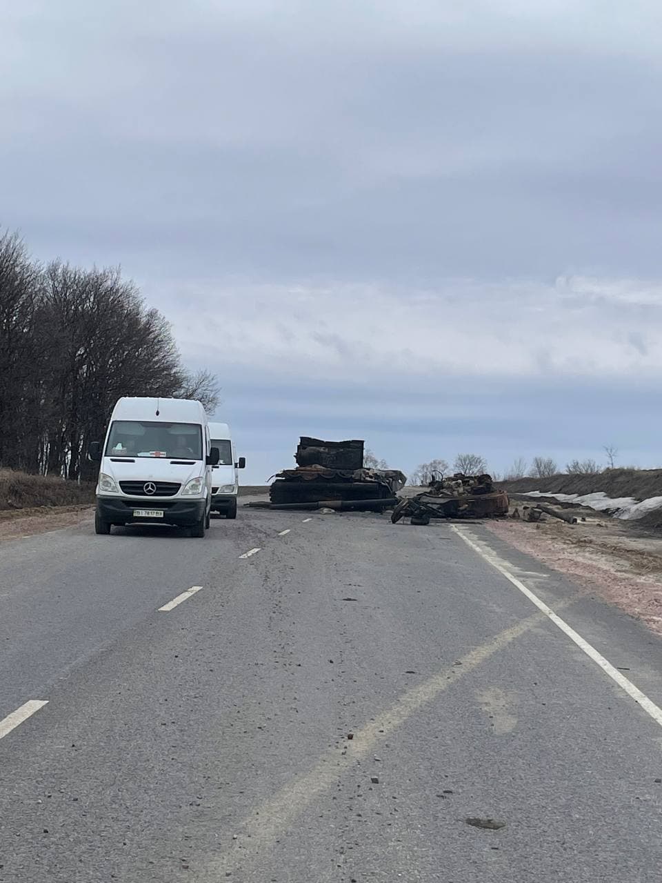 Burned out vehicles on the way to Trostyanetsk