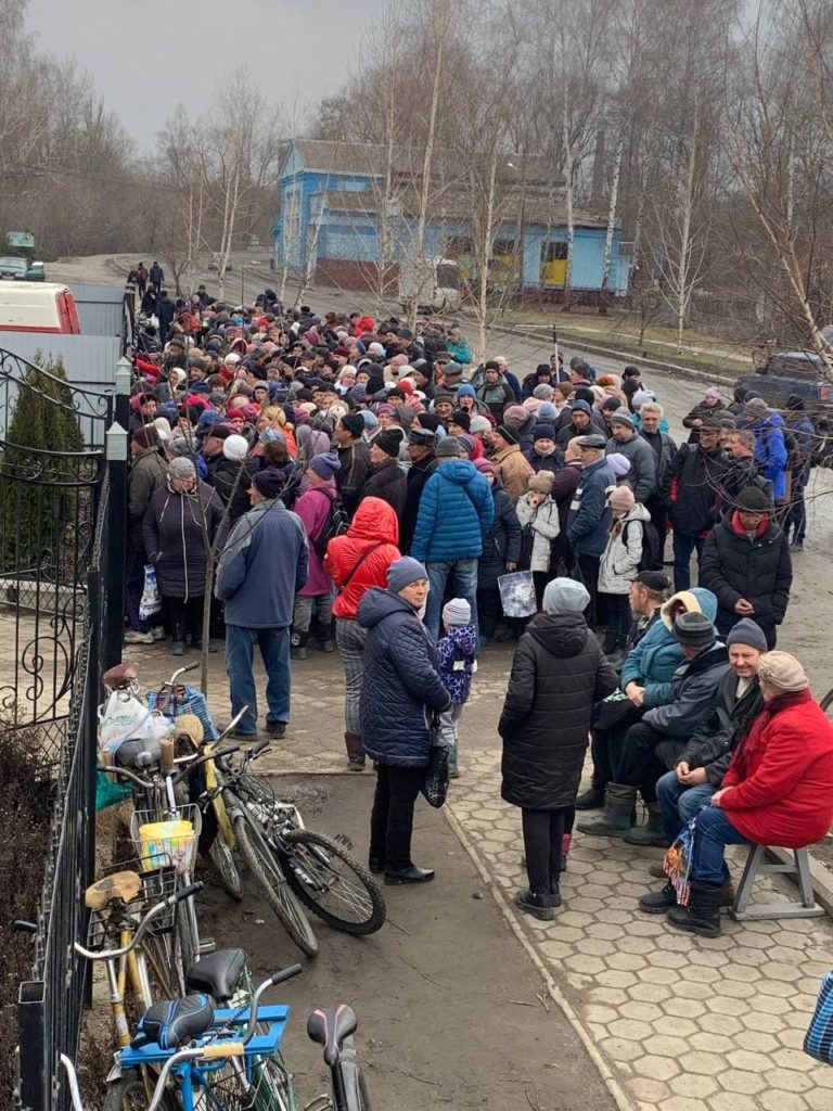 The line for supplies in Trostyanets