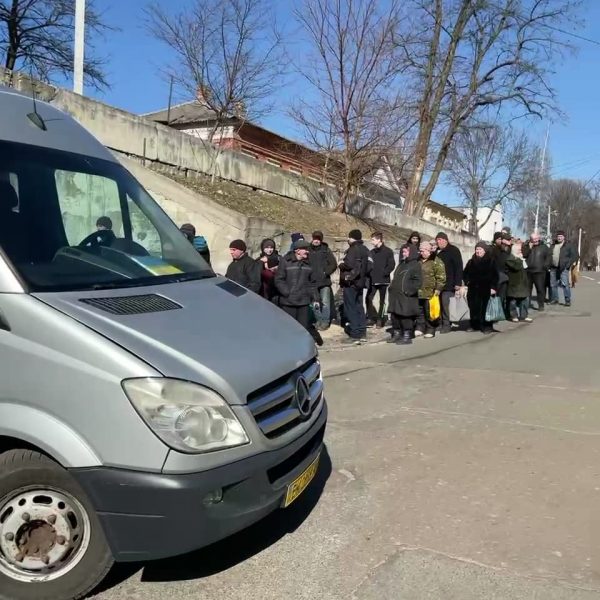 274934333_311505467741157_3241142596842889226_n (1) Citizens lining up for supplies outside the church in Chernihiv